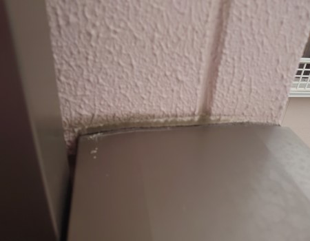 ベランダ笠木コーキングに隙間　補修前